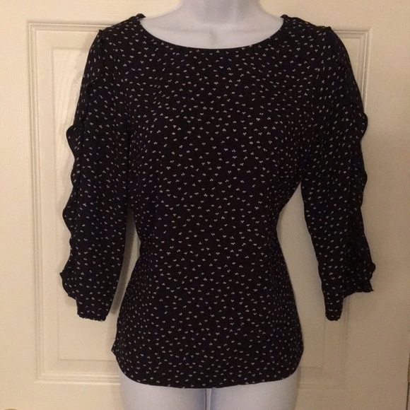 NWOT Adorable, flutter ruffle sleeve LC top - Picture 7 of 7